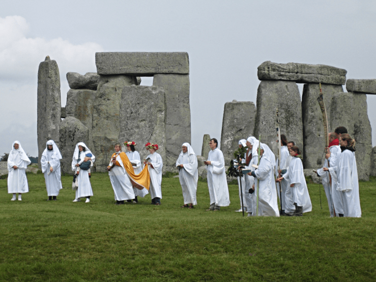 druids_celebrating_at_stonehenge_1
